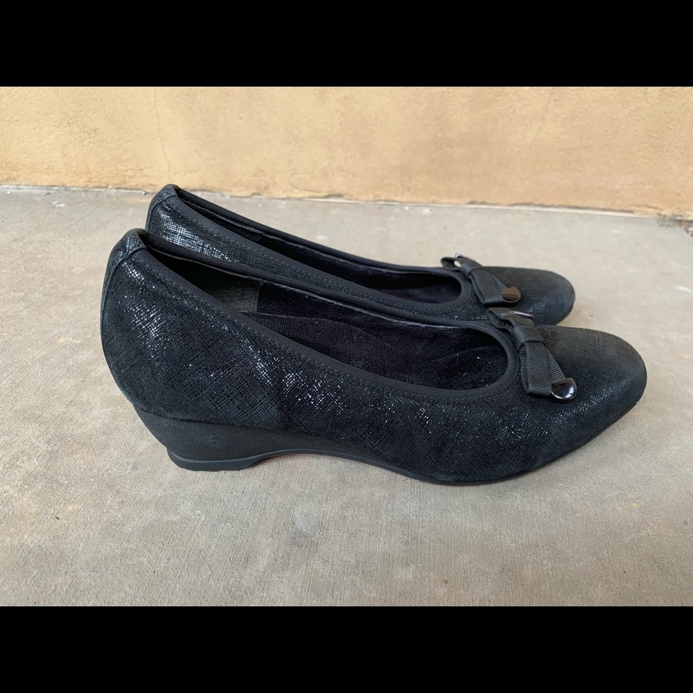 Munro black wedge shoes size 6 W Wide